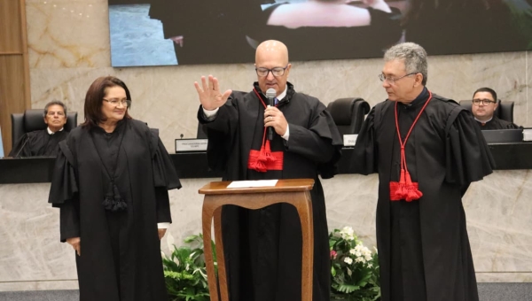 Procurador Sérgio Cunha é empossado na Procuradoria-Geral do MPC-AC durante sessão especial do TCE